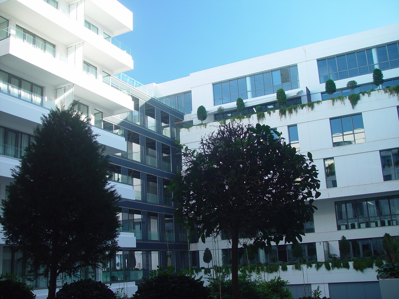 Vue du bâtiment depuis la terrasse - officerentalconnect.com
